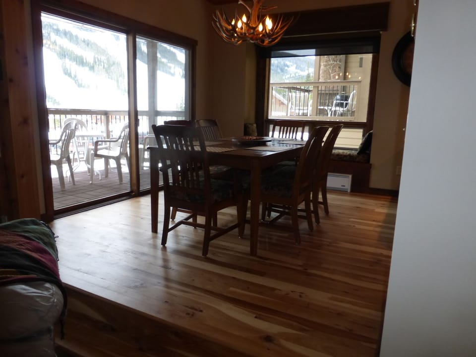 dining area and view of mountain