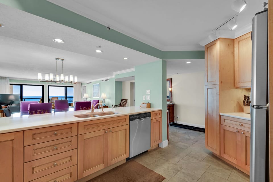 large breakfast bar with plenty of counter space
