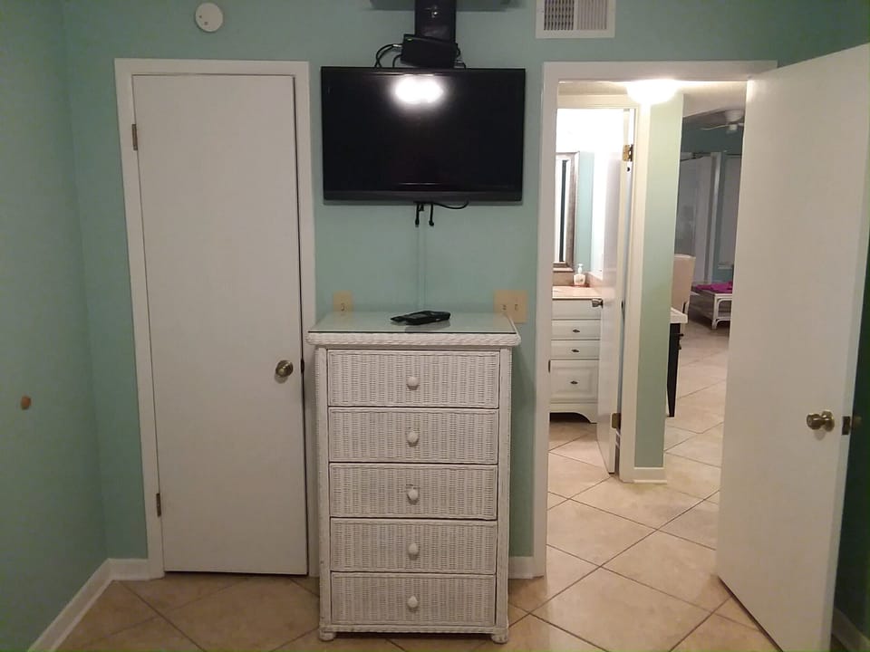 Guest Bedroom w/HD TV