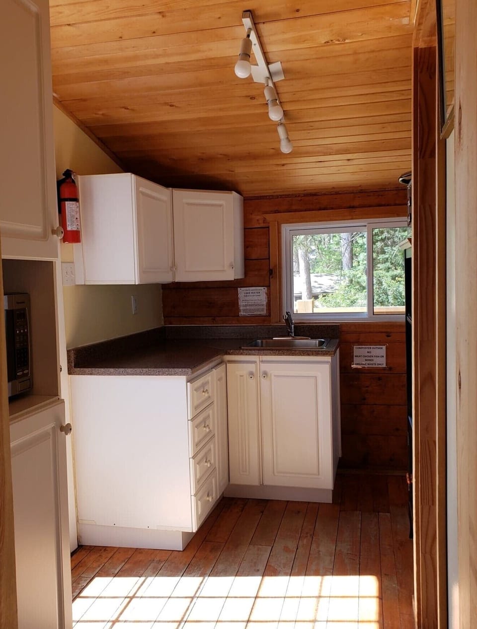 Small efficient kitchen 