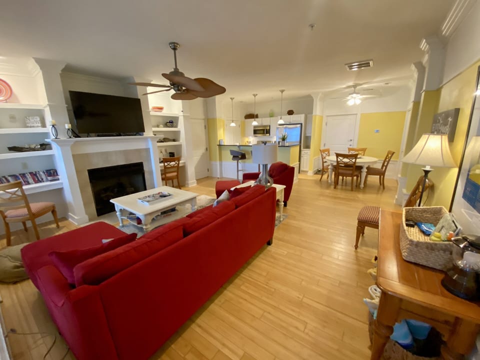 Large Living Area With Large Screen Cable TV, Fiber Internet & High Speed Wifi