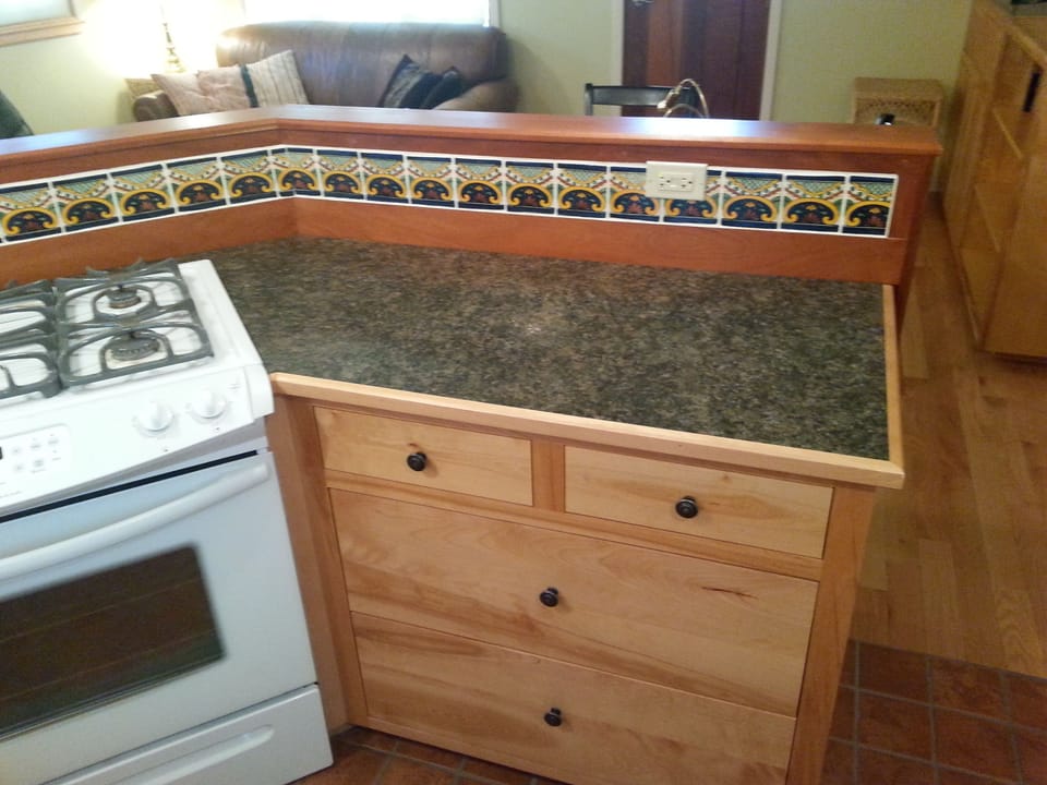 there is no shortage of cabinets or counter space
