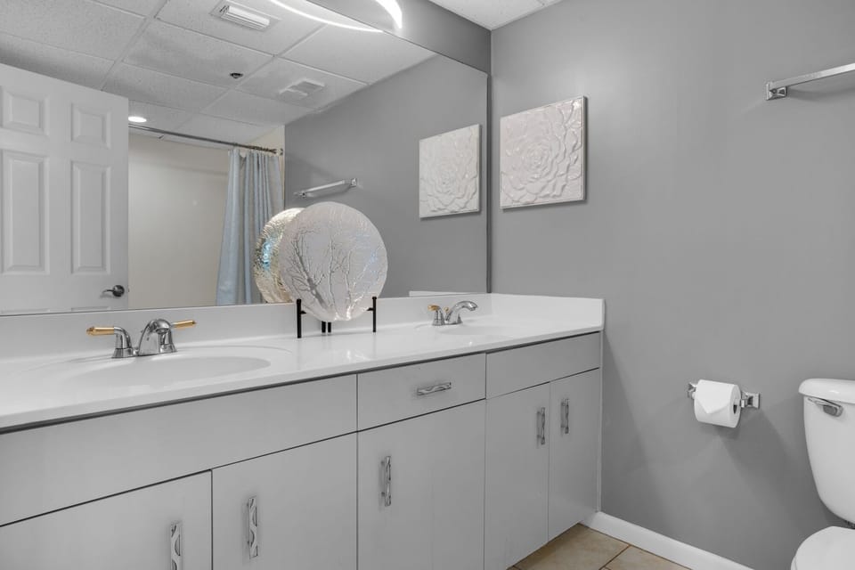 Master bath with dual sinks and garden tub/shower combination