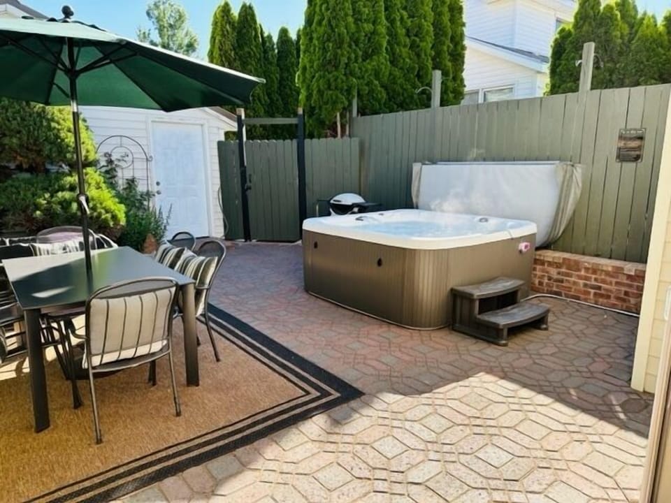 Cottage hot tub (cleaned after each checkout)