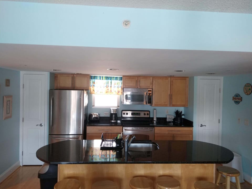 Open kitchen and eating area