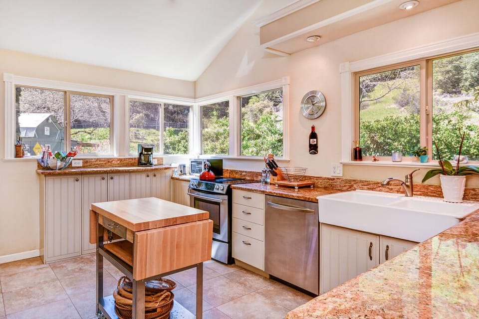 Fully-equipted, modern Kitchen with incredible views.