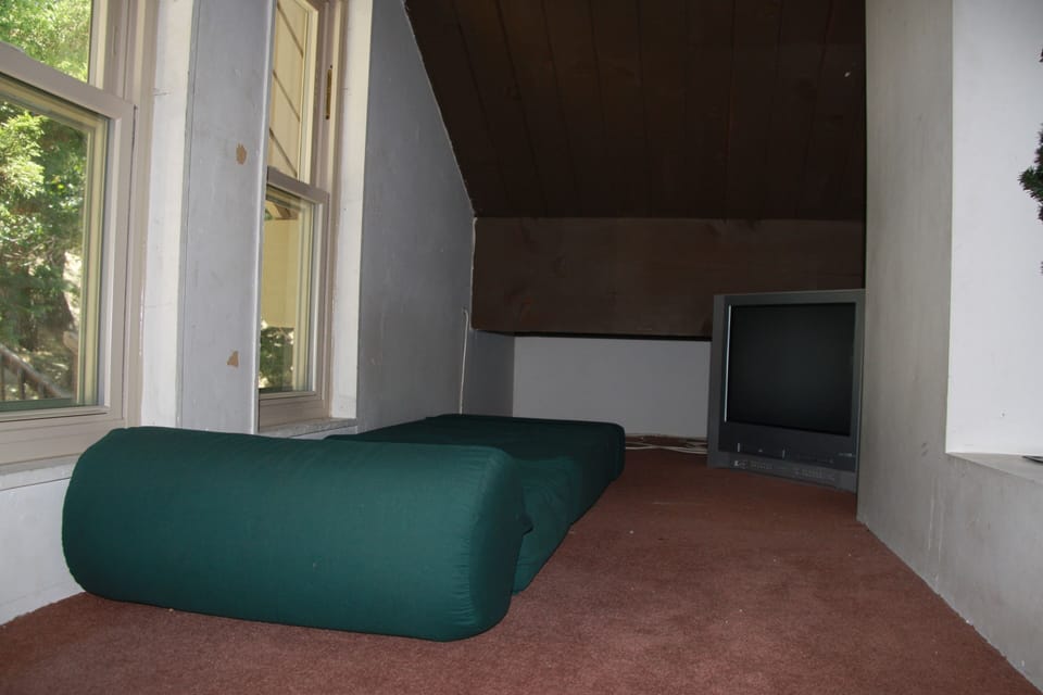 Small loft area for kids to hideaway in.