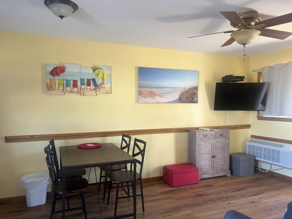 Living room area with Smart TV / Cable