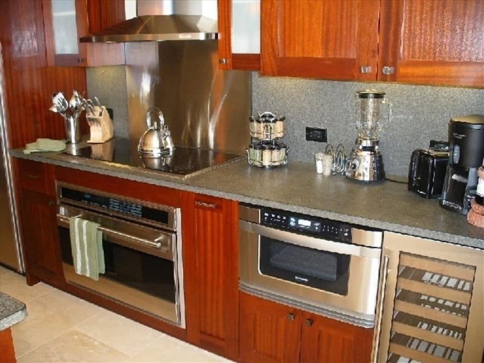 Full kitchen.