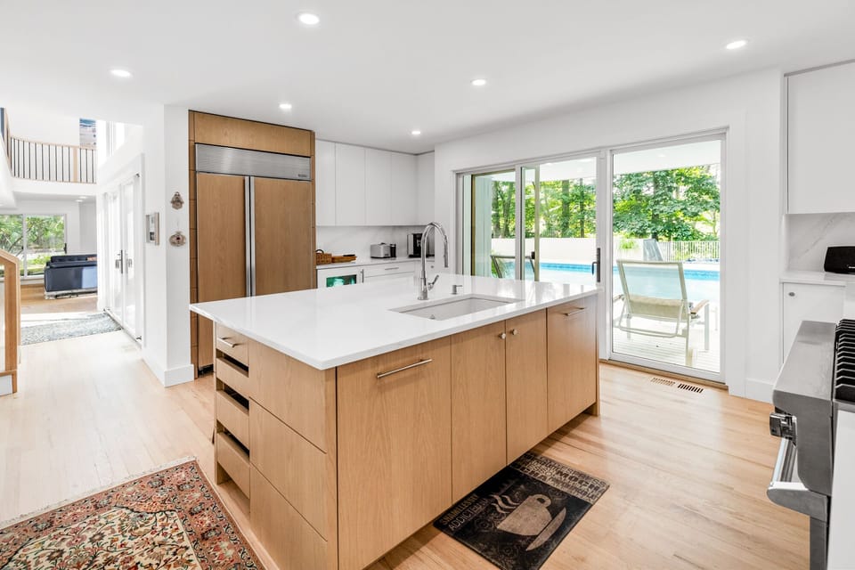 Kitchen - view to the pool area