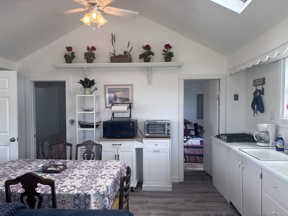 Kitchen & Dining Room Area
