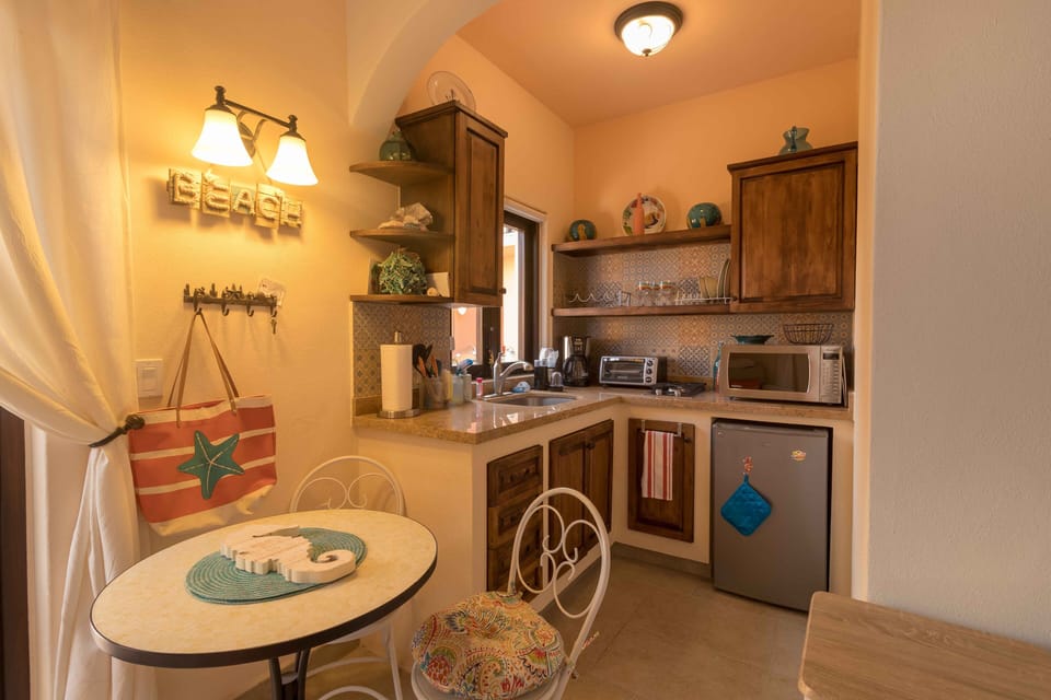 Downstairs Bedroom Casita / Fully Equipped kitchenette