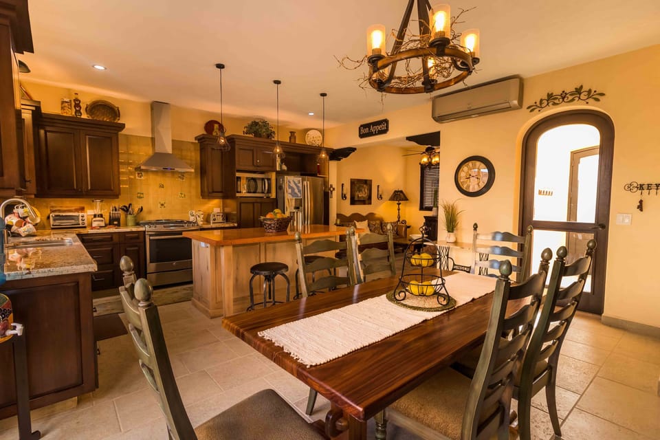 Dining Room / Seat for 6