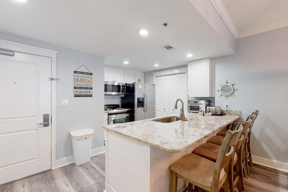Fully stocked kitchen with counter seating