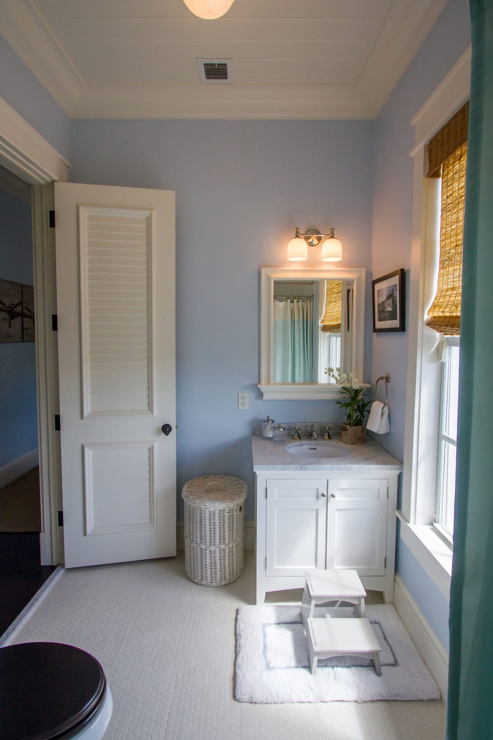 The en-suite bathroom with shower 
