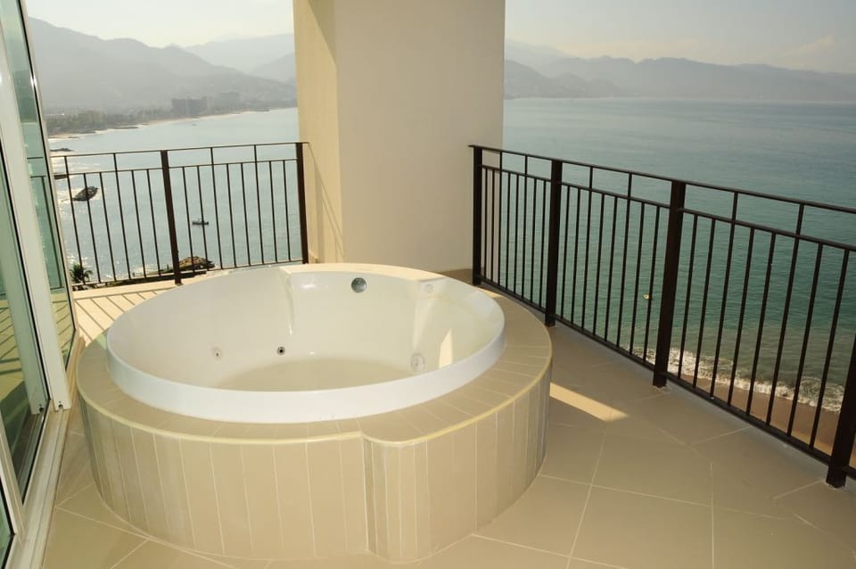 Huge hot tub with stunning views of Ocean to West & Banderas Bay to South.