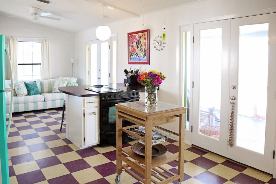 Open floor plan is great for entertaining your family and friends.