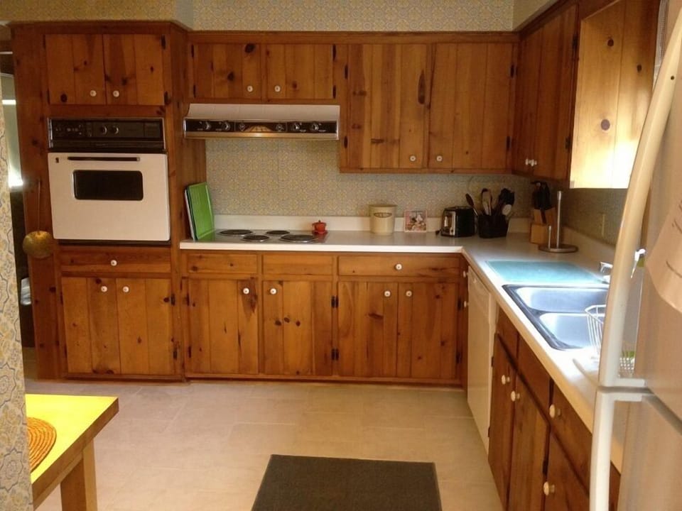 Kitchen / New Appliances / New Travertino Bianco Tile Floors