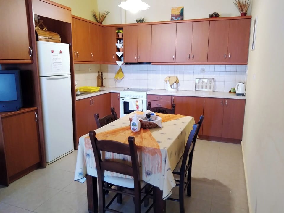 Fully equipped kitchen with essential appliances
