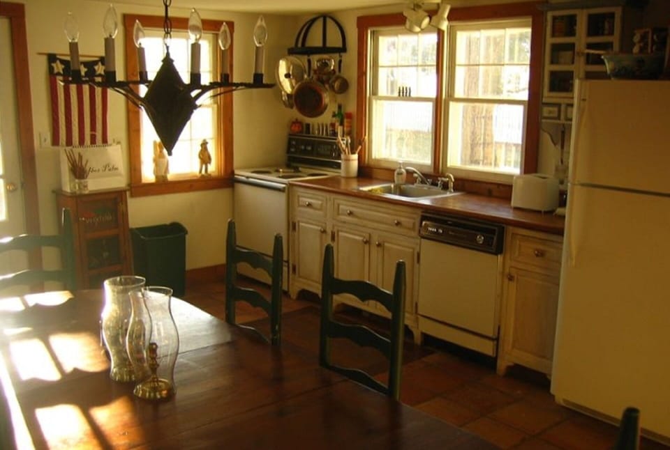 Large eat-in Kitchen -- great for gatherings in the morning or anytime!