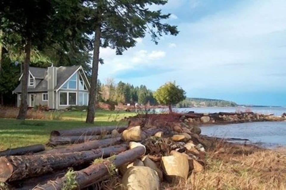Pearl Point Beach House - 1600 feet of walk on waterfront
