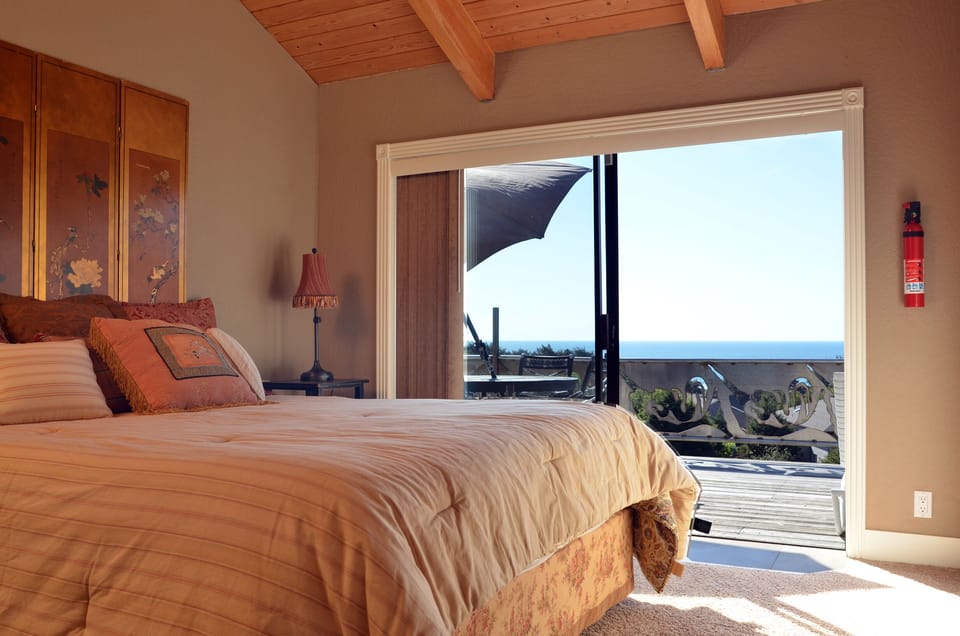 Master Bedroom with KING size bed.