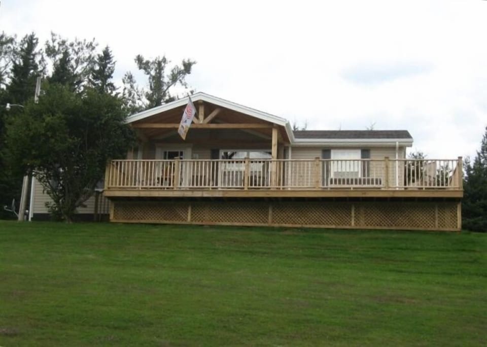 Spacious cottage with beautiful views from the deck