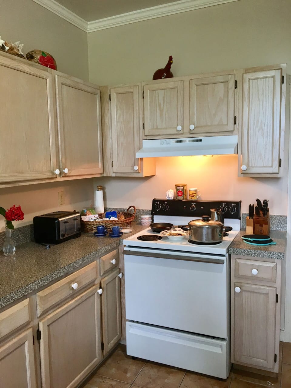 Fully equipped kitchen.