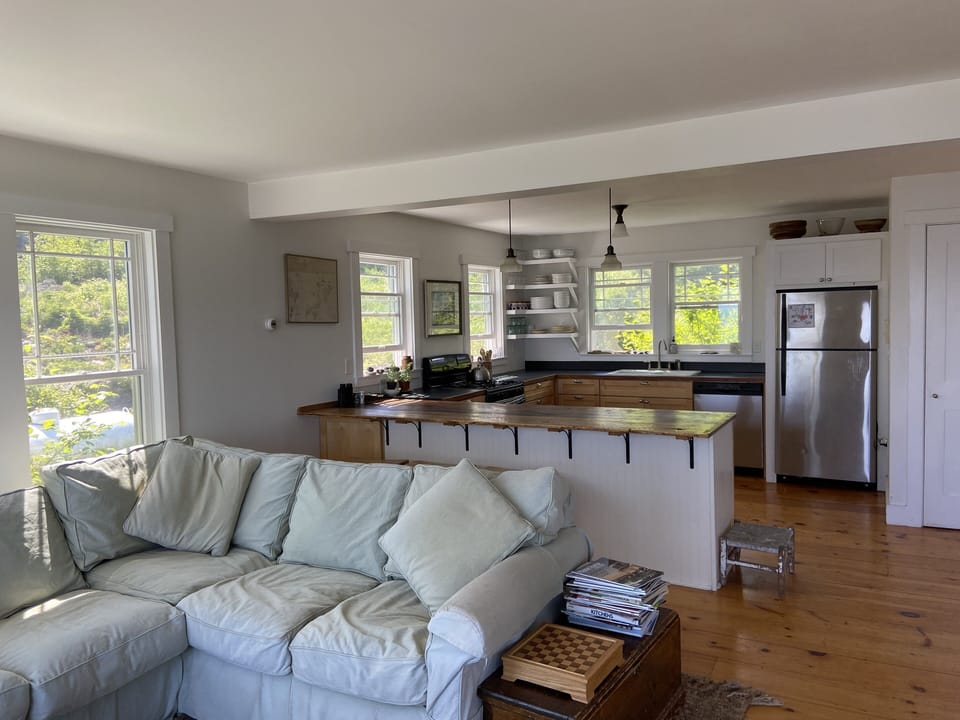 livingr oom to kitchen
