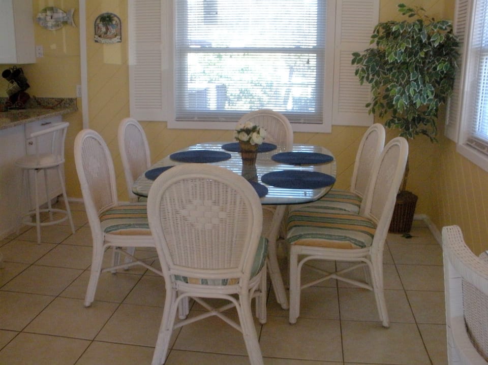 Lower Cottage dining room