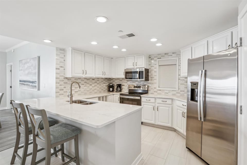 Kitchen with Breakfast Bar at 513 Barrington Court