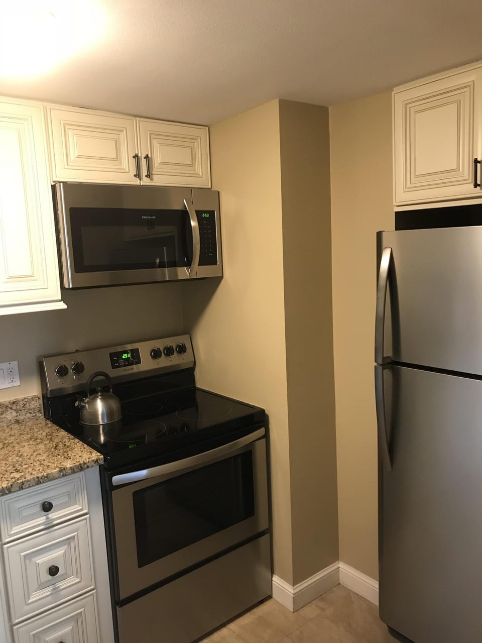 Updated kitchen with new stainless appliances (Dec 2018)
