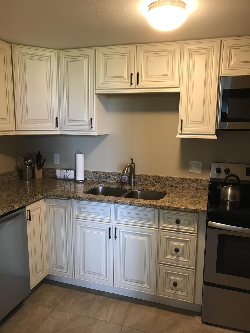Updated kitchen with new stainless appliances (Dec 2018)