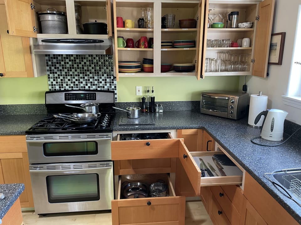 Fully stocked kitchen (2of:3)