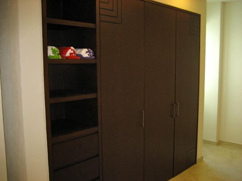 Ample closet space, shelving and beach towels!!
