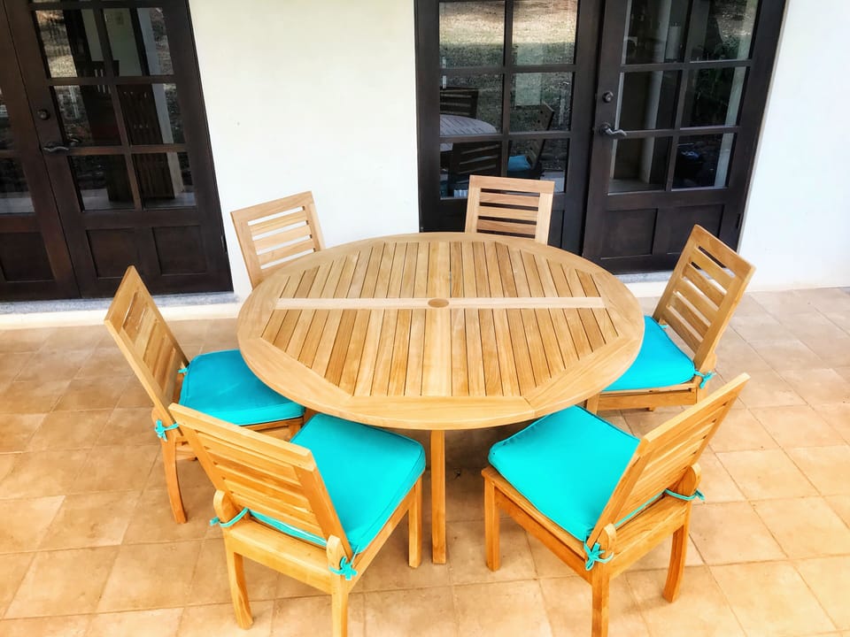 Enjoy your morning coffee or dinner with friends... outdoor seating for 6!