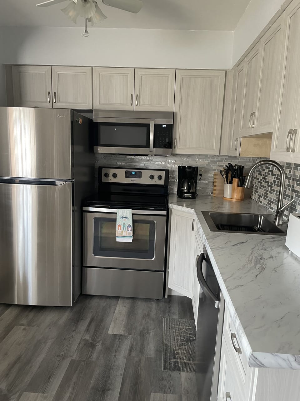 Newly Renovated Kitchen frost free refrigerator with ice maker