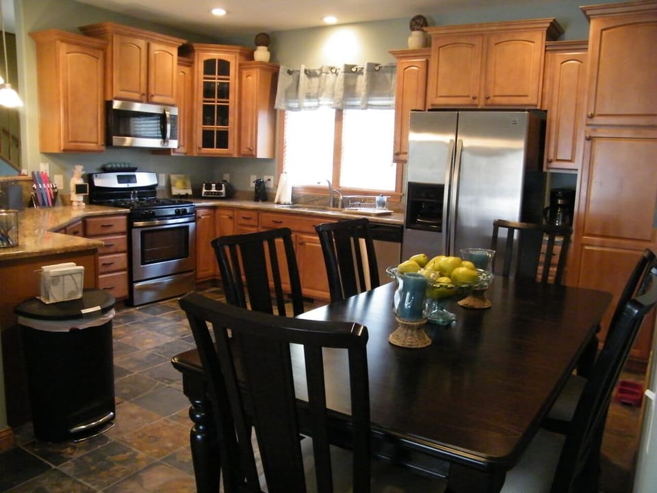 Fully equipped eat-in kitchen