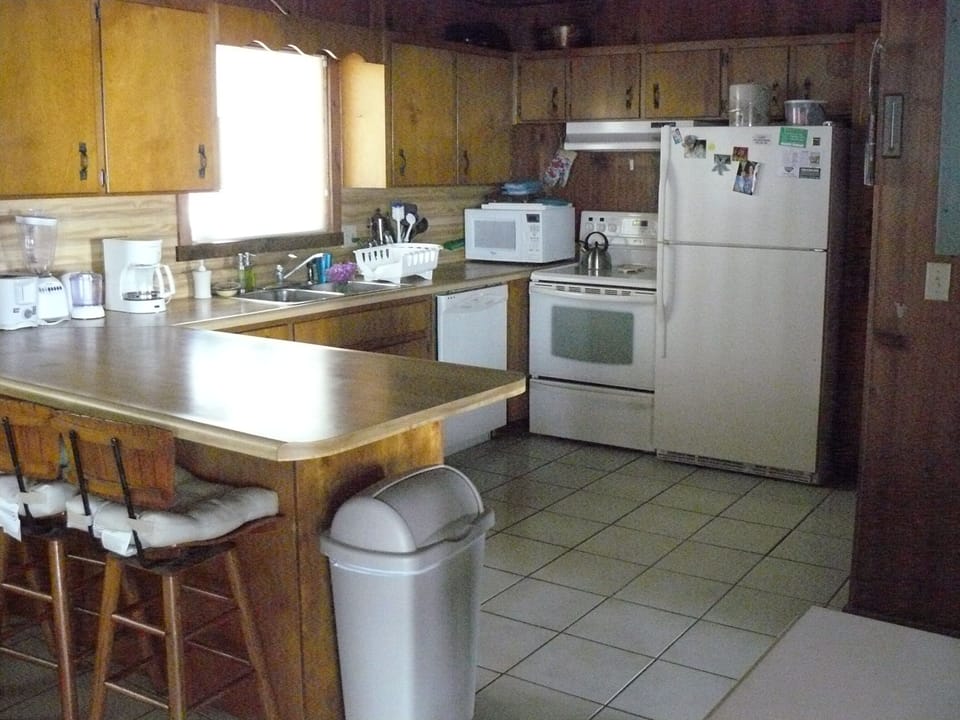 kitchen and breakfast bar