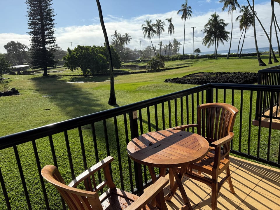 Lanai overlooks Prince Kuhio Park