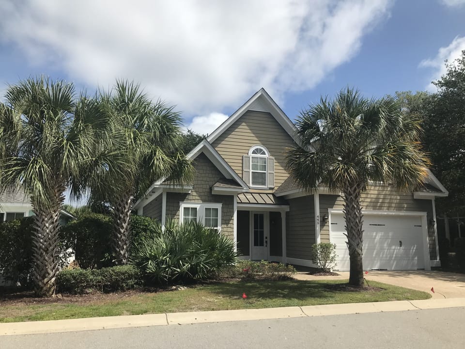 Beautiful 4 bedroom home located in the desirable Banyan Neighborhood.   