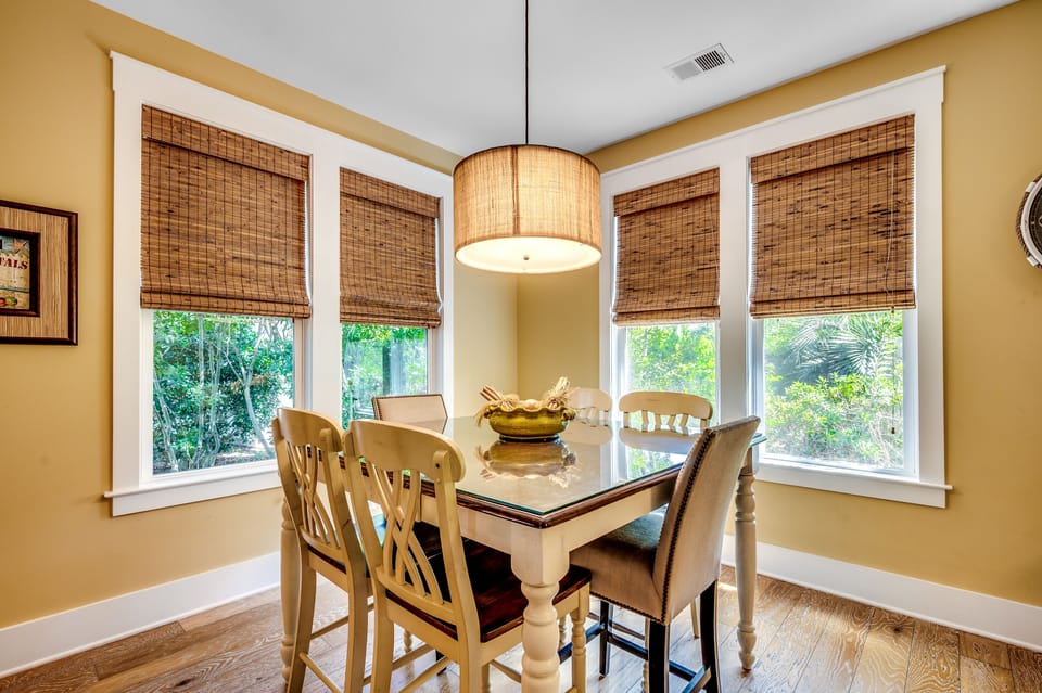 Dining area - seating at table for 6 and breakfast bar for 4.
