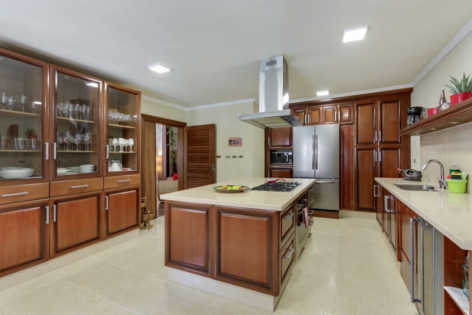 Villa Wyss: Fully equipped kitchen with island