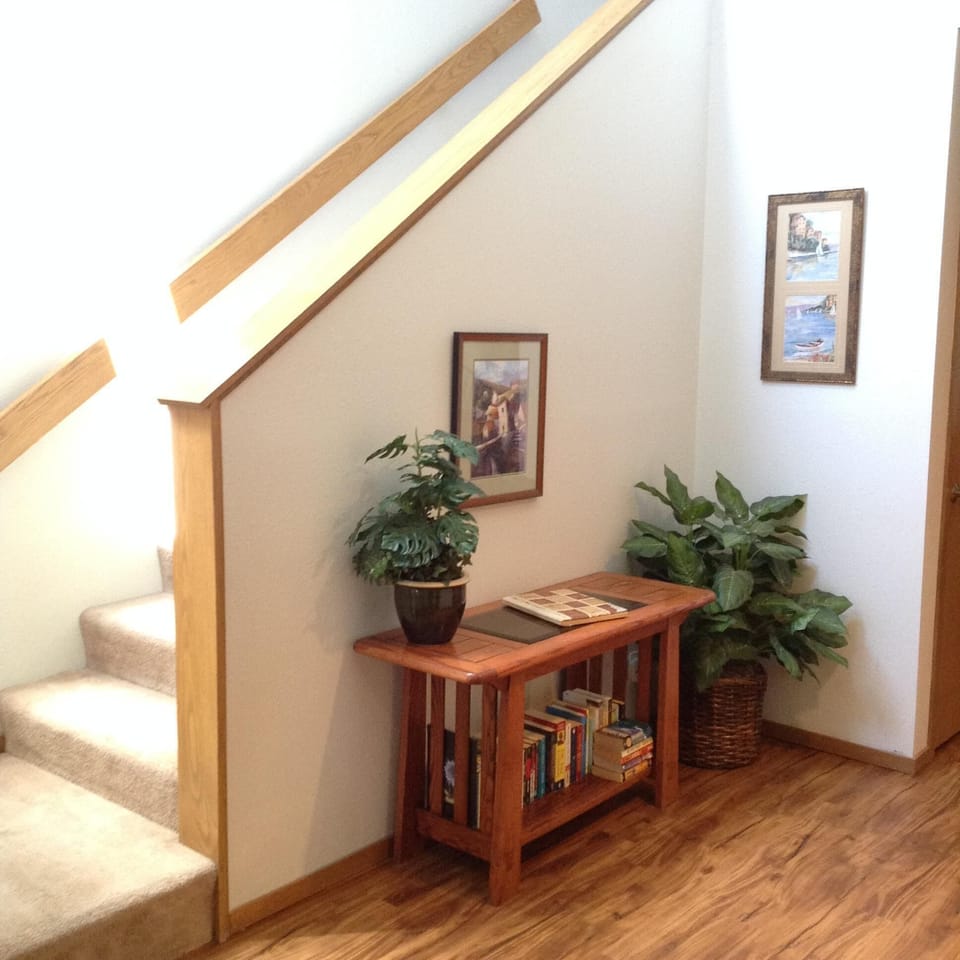 Entry way and stairs to 2nd floor