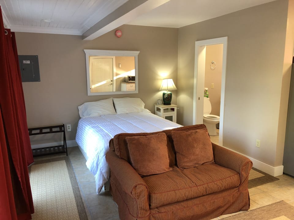 Cabana Studio on Lake Dunmore!