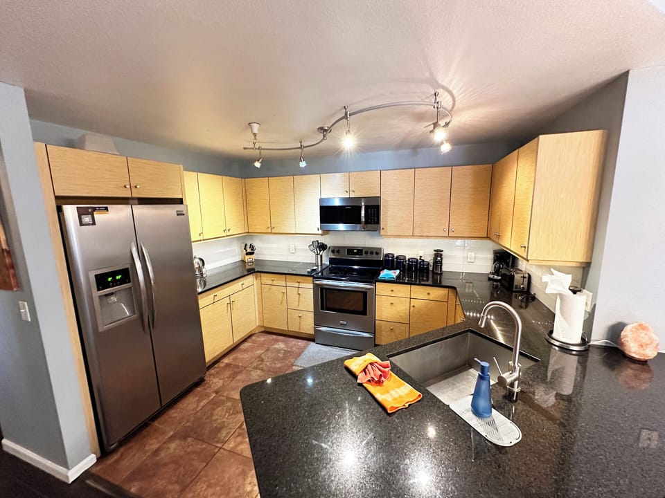 Modern appliance with great cookware and prep tools.