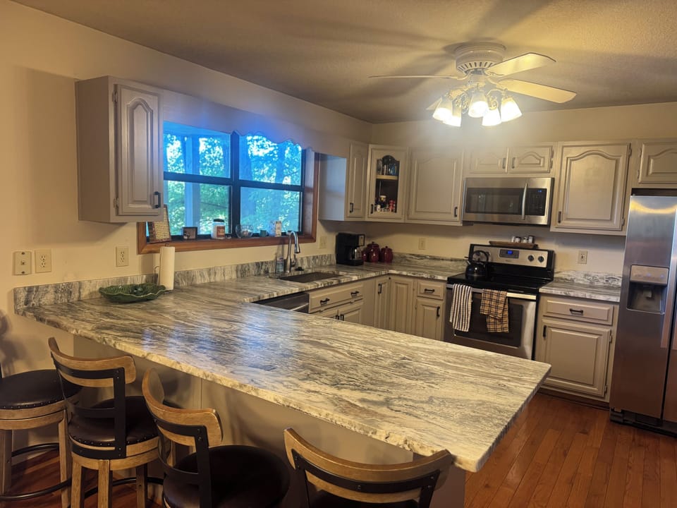 Fully stocked updated kirchen