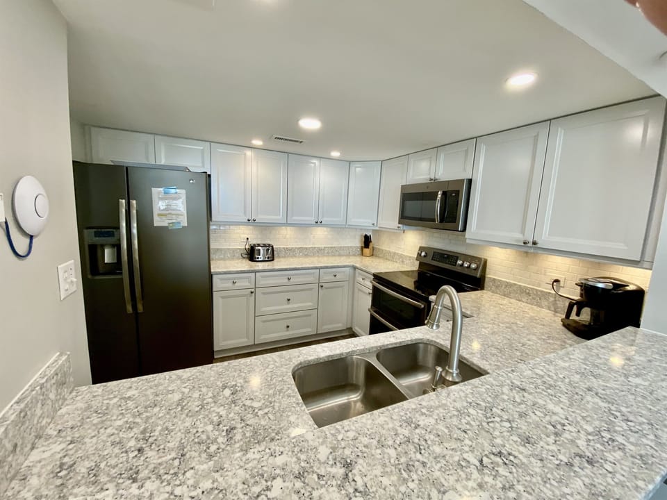 Gorgeous Kitchen w/Gray/White Granite, New Cabinets and Stainless Appliances
