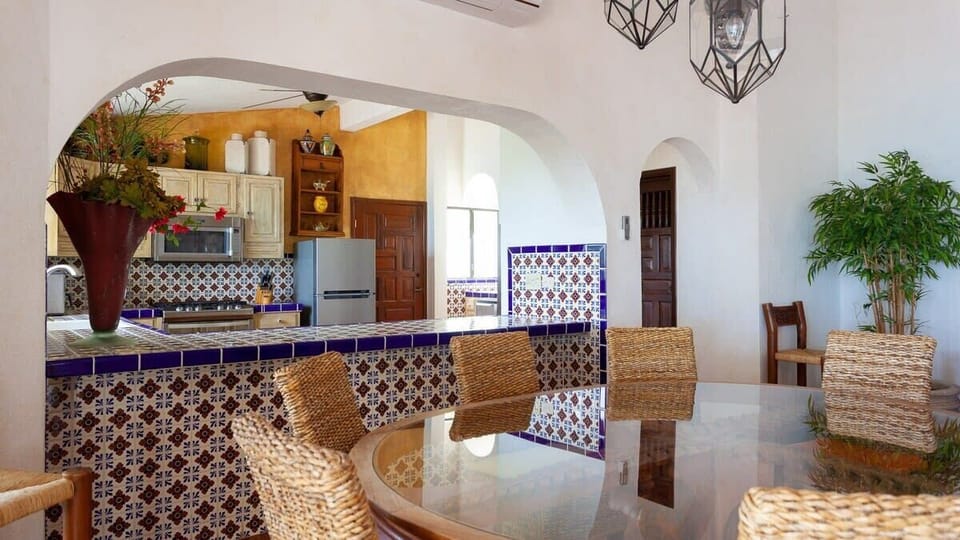 Villa Pacifica - Dining area and bar