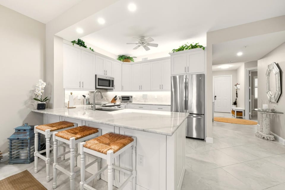 Kitchen Counter & Stools
